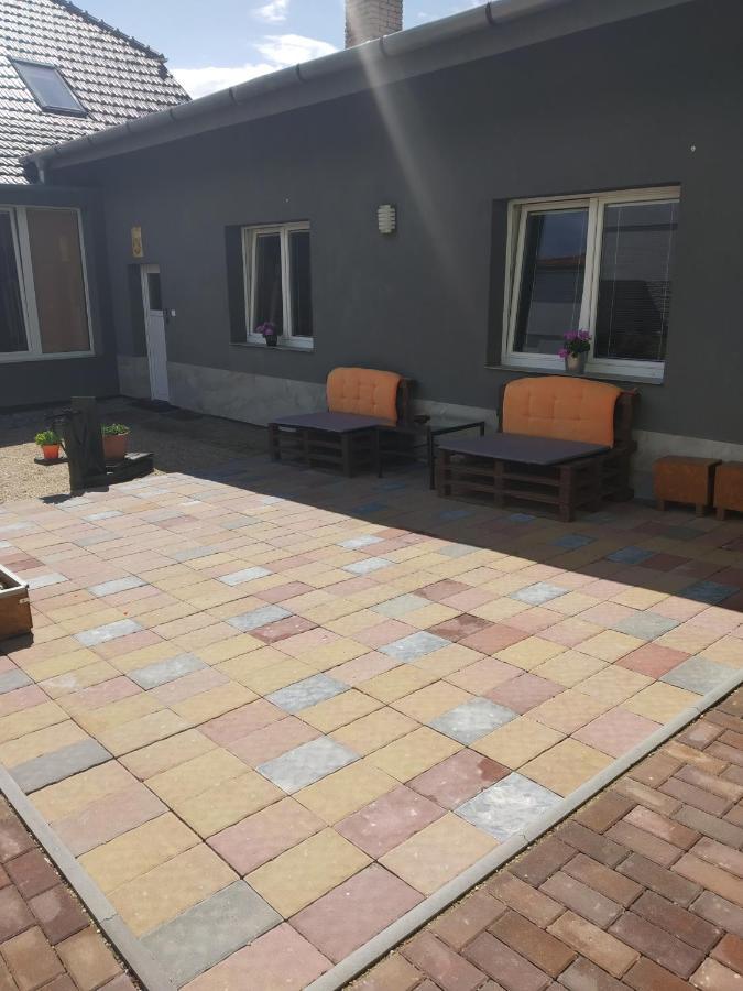 MelcanyApartman Blizko Brna S Dobovymi Dekoracemiアパートメント エクステリア 写真